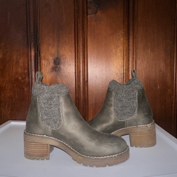 Boots - Picture 4 of 6